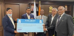 CMD SJVN presenting Cheque to DG ISA in august presence of MOP.jpg
