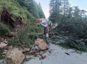 Landslide disrupts Hindustan-Tibet National Highway near Theog, apple traffic hit