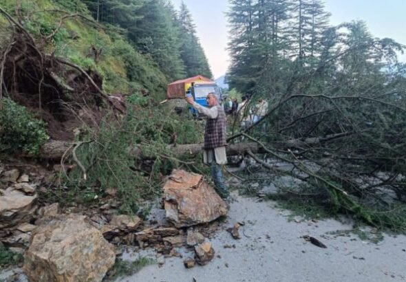 Landslide disrupts Hindustan-Tibet National Highway near Theog, apple traffic hit